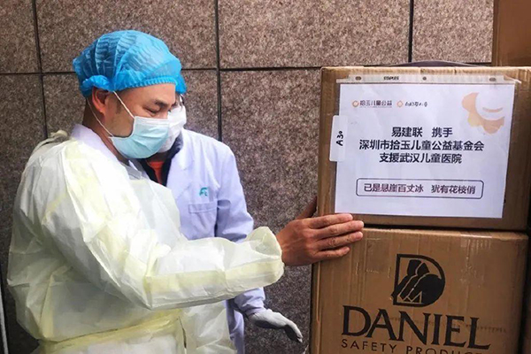 易建聯捐贈防護服